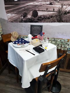 Pizza Pigeon Forge: Pizza at The Cove Missing Vet Table